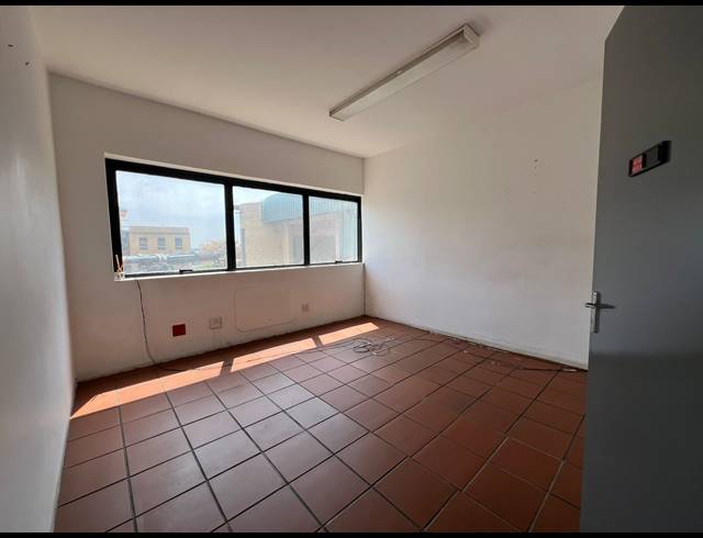 544M² WAREHOUSE TO LET IN ROOIHUISKRAAL